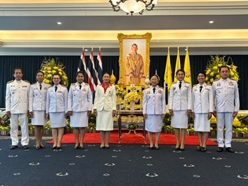 ร่วมถวายแจกันดอกไม้ ลงนามถวายพระพรพระบาทสมเด็จพระเจ้าอยู่หัว พารามิเตอร์รูปภาพ 1