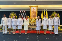 ร่วมถวายแจกันดอกไม้ ลงนามถวายพระพรพระบาทสมเด็จพระเจ้าอยู่หัว พารามิเตอร์รูปภาพ 6