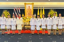 ร่วมถวายแจกันดอกไม้ ลงนามถวายพระพรพระบาทสมเด็จพระเจ้าอยู่หัว พารามิเตอร์รูปภาพ 7