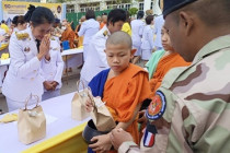 พิธีเจริญพระพุทธมนต์และทำบุญตักบาตรถวายพระราชกุศล ... พารามิเตอร์รูปภาพ 8