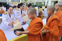 พิธีเจริญพระพุทธมนต์และทำบุญตักบาตรถวายพระราชกุศล ... พารามิเตอร์รูปภาพ 9