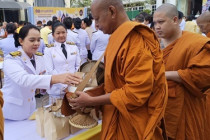 พิธีเจริญพระพุทธมนต์และทำบุญตักบาตรถวายพระราชกุศล ... พารามิเตอร์รูปภาพ 10