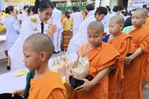 พิธีเจริญพระพุทธมนต์และทำบุญตักบาตรถวายพระราชกุศล ... พารามิเตอร์รูปภาพ 11