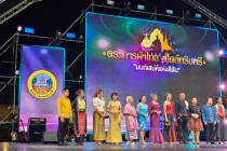 กิจกรรมเดินแบบผ้าไทยการกุศล พารามิเตอร์รูปภาพ 13