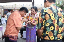 รดน้ำขอพรในวันประเพณีสงกรานต์ ประจำปี 2568 พารามิเตอร์รูปภาพ 10