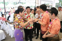 รดน้ำขอพรในวันประเพณีสงกรานต์ ประจำปี 2568 พารามิเตอร์รูปภาพ 11