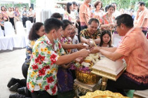 รดน้ำขอพรในวันประเพณีสงกรานต์ ประจำปี 2568 พารามิเตอร์รูปภาพ 12