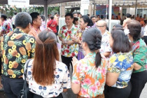 รดน้ำขอพรในวันประเพณีสงกรานต์ ประจำปี 2568 พารามิเตอร์รูปภาพ 13