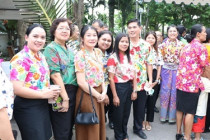 รดน้ำขอพรในวันประเพณีสงกรานต์ ประจำปี 2568 พารามิเตอร์รูปภาพ 14