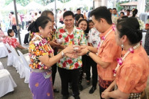 รดน้ำขอพรในวันประเพณีสงกรานต์ ประจำปี 2568 พารามิเตอร์รูปภาพ 15