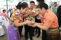 รดน้ำขอพรในวันประเพณีสงกรานต์ ประจำปี 2568 พารามิเตอร์รูปภาพ 2