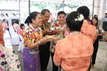 รดน้ำขอพรในวันประเพณีสงกรานต์ ประจำปี 2568 พารามิเตอร์รูปภาพ 3