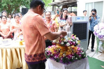 รดน้ำขอพรในวันประเพณีสงกรานต์ ประจำปี 2568 พารามิเตอร์รูปภาพ 4