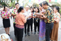 รดน้ำขอพรในวันประเพณีสงกรานต์ ประจำปี 2568 พารามิเตอร์รูปภาพ 5