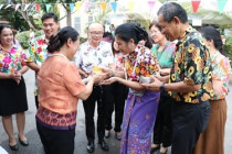 รดน้ำขอพรในวันประเพณีสงกรานต์ ประจำปี 2568 พารามิเตอร์รูปภาพ 7