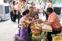รดน้ำขอพรในวันประเพณีสงกรานต์ ประจำปี 2568 พารามิเตอร์รูปภาพ 8