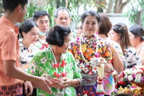 รดน้ำขอพรในวันประเพณีสงกรานต์ ประจำปี 2568 พารามิเตอร์รูปภาพ 9