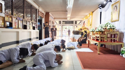 ร่วมถวายน้ำสรงพระบรมศพ เบื้องหน้าพระฉายาลักษณ์ ... พารามิเตอร์รูปภาพ 1