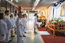 ร่วมถวายน้ำสรงพระบรมศพ เบื้องหน้าพระฉายาลักษณ์ ... พารามิเตอร์รูปภาพ 3