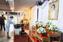 ร่วมถวายน้ำสรงพระบรมศพ เบื้องหน้าพระฉายาลักษณ์ ... พารามิเตอร์รูปภาพ 4