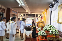 ร่วมถวายน้ำสรงพระบรมศพ เบื้องหน้าพระฉายาลักษณ์ ... พารามิเตอร์รูปภาพ 5