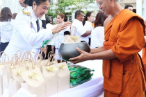 พิธีเจริญพระพุทธมนต์ และทำบุญตักบาตร พารามิเตอร์รูปภาพ 5