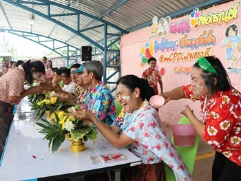 ทำบุญสำนักงานสหกรณ์จังหวัดเพชรบุรี และรดน้ำขอพรผู้สูงอายุ พารามิเตอร์รูปภาพ 1