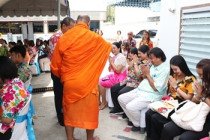 ทำบุญสำนักงานสหกรณ์จังหวัดเพชรบุรี และรดน้ำขอพรผู้สูงอายุ พารามิเตอร์รูปภาพ 12